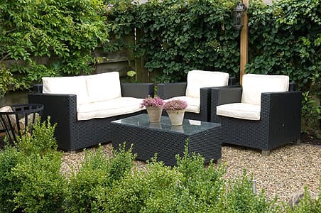 Zitplek met grind, beplanting en groene erfafscheiding