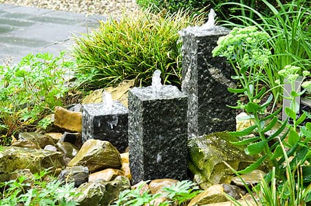 Waterpartij met natuursteen en beplanting