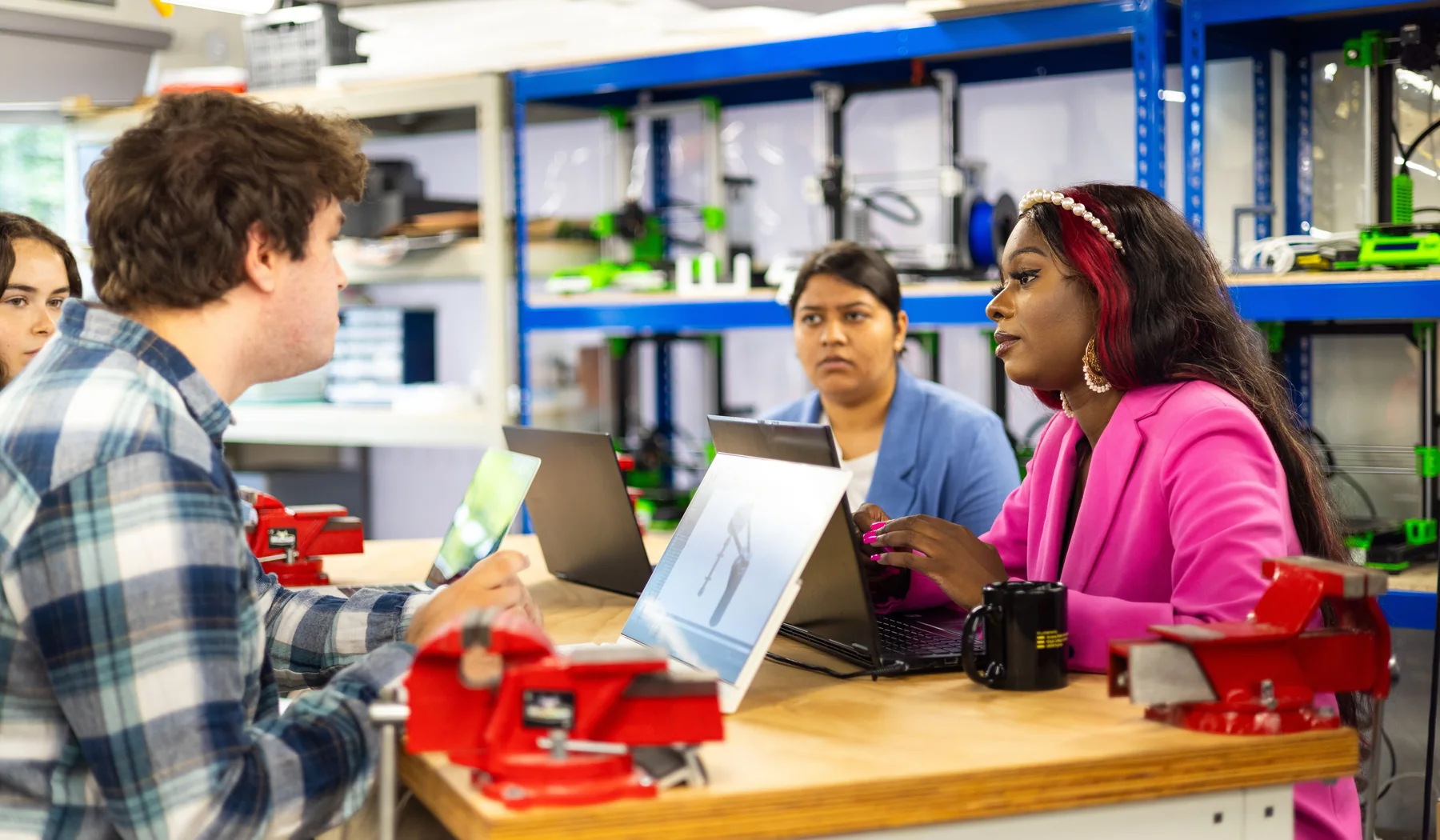 Deelnemers werken samen met laptops tijdens een praktische workshop