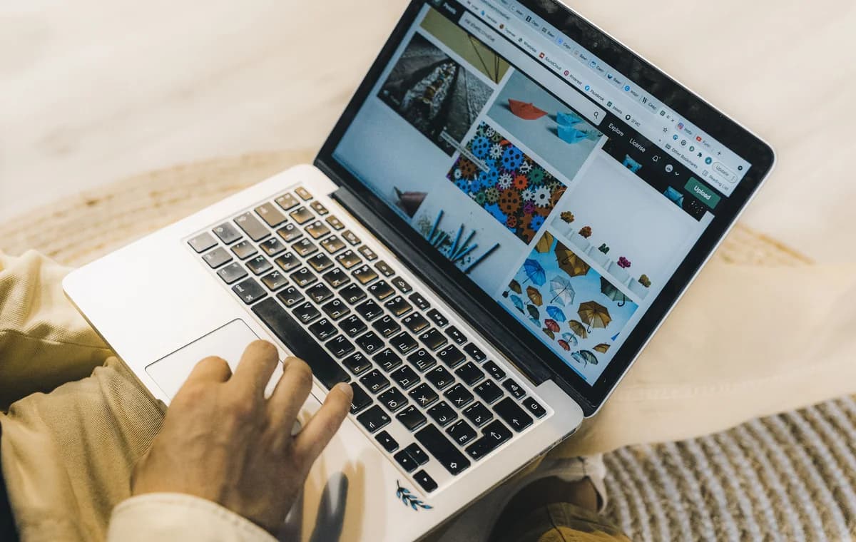Laptop waarop visuele website-inspiratie wordt bekeken